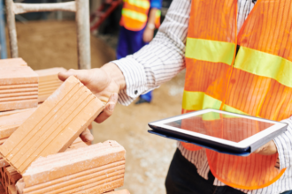 Alex Nabuco dos Santos analisa os fatores que explicam o aumento dos custos dos materiais de construção no país.