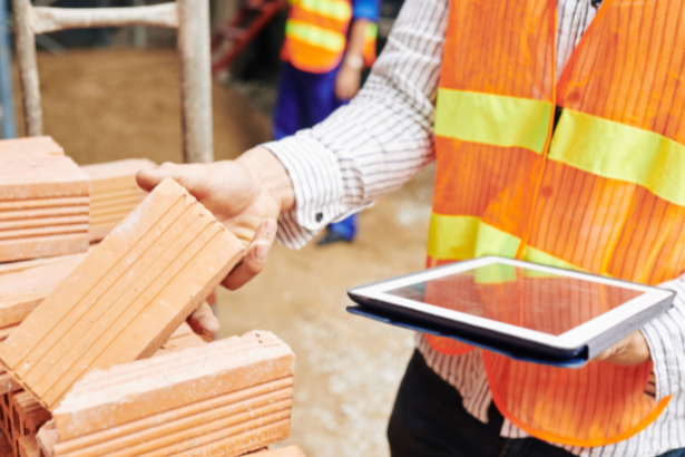 Alex Nabuco dos Santos analisa os fatores que explicam o aumento dos custos dos materiais de construção no país.