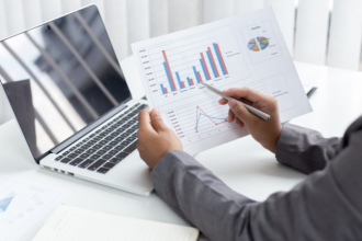 Teciomar Ábila explica qual o melhor investimento para iniciantes: Tesouro Direto, CDB ou ações?