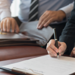 No Direito contratual: Confiança como base das relações, cada acordo é tratado com seriedade e transparência. Assessoria jurídica de Hebron Costa Cruz de Oliveira.