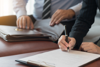 No Direito contratual: Confiança como base das relações, cada acordo é tratado com seriedade e transparência. Assessoria jurídica de Hebron Costa Cruz de Oliveira.