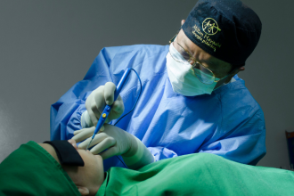 A telemedicina na cirurgia plástica pode ajudar na avaliação e acompanhamento, dentro de limites técnicos bem definidos, afirma Milton Seigi Hayashi.