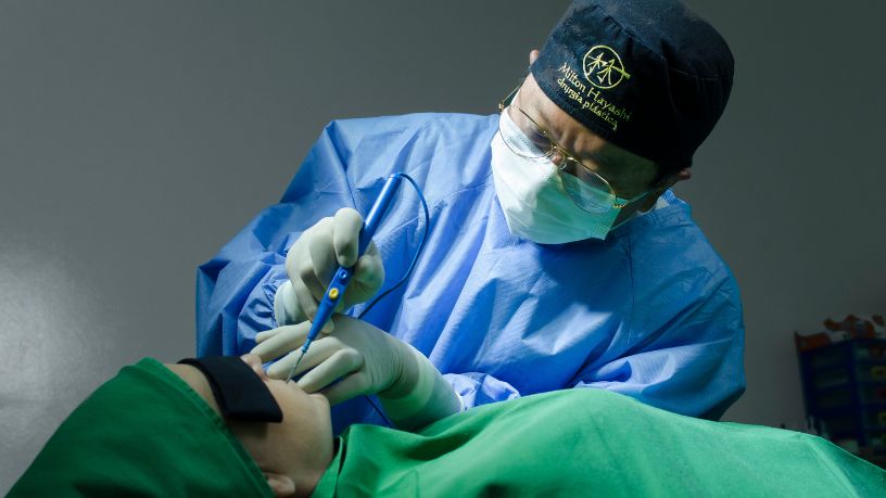 A telemedicina na cirurgia plástica pode ajudar na avaliação e acompanhamento, dentro de limites técnicos bem definidos, afirma Milton Seigi Hayashi.