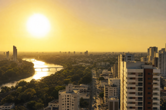 Termômetro registra calor intenso em área urbana de Cuiabá durante onda de calor