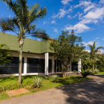 Fachada institucional de um órgão ambiental federal em Cuiabá, sem pessoas identificáveis e sem textos legíveis