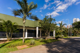 Fachada institucional de um órgão ambiental federal em Cuiabá, sem pessoas identificáveis e sem textos legíveis