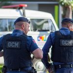 Dois agentes da guarda municipal patrulham uma rua de Londrina, no Paraná.