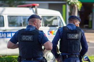 Dois agentes da guarda municipal patrulham uma rua de Londrina, no Paraná.