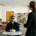 Estudante cego participa de uma atividade em sala de aula com a orientação da professora.