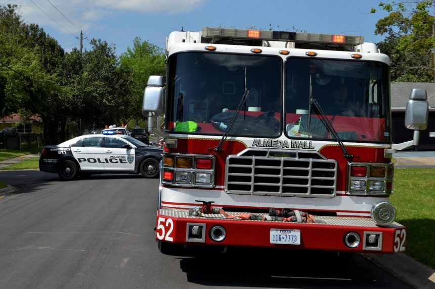 Viaturas da polícia e do Corpo de Bombeiros estacionadas juntas em uma área urbana.